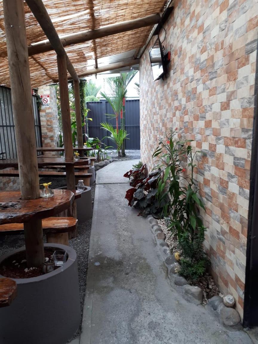 Hotel Y Cabinas Del Tropico Guápiles Zewnętrze zdjęcie